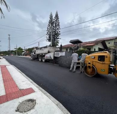 Obra de pavimentação asfáltica e sinalização viária da Rua Caxias do Sul, localizada no bairro Centro, Balneário Piçarras - SC