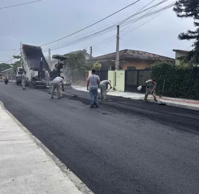 Obra de pavimentação asfáltica e sinalização viária da Rua Caxias do Sul, localizada no bairro Centro, Balneário Piçarras - SC