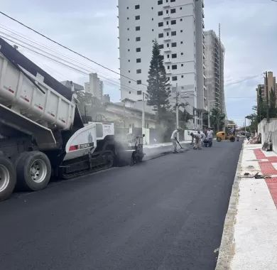 Obra de pavimentação asfáltica e sinalização viária da Rua Caxias do Sul, localizada no bairro Centro, Balneário Piçarras - SC