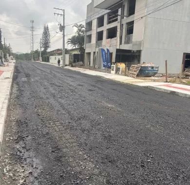 Obra de pavimentação asfáltica e sinalização viária da Rua Caxias do Sul, localizada no bairro Centro, Balneário Piçarras - SC