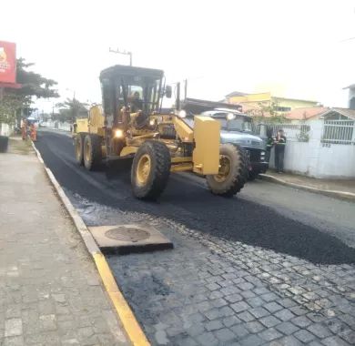 obras de pavimentação asfáltica e sinalização viária da Rua Nackle Francisco (Rua 450), localizada no bairro Centro, Balneário Piçarras/SC