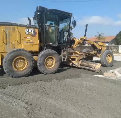 obras de pavimentação asfáltica e sinalização viária da Rua Nackle Francisco (Rua 450), localizada no bairro Centro, Balneário Piçarras/SC