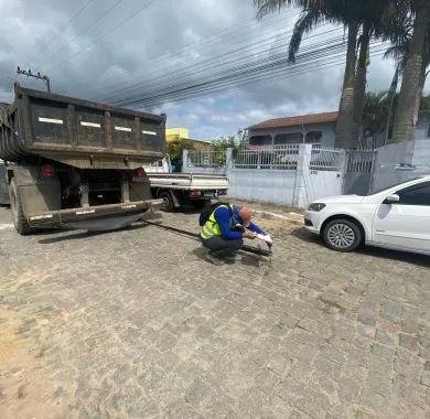 obras de pavimentação asfáltica e sinalização viária da Rua Nackle Francisco (Rua 450), localizada no bairro Centro, Balneário Piçarras/SC