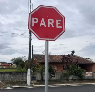 obras de pavimentação asfáltica e sinalização viária da Rua Nackle Francisco (Rua 450), localizada no bairro Centro, Balneário Piçarras/SC