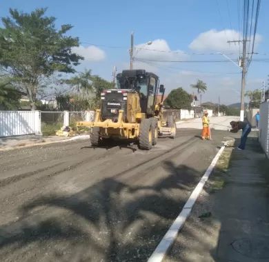 obras de pavimentação asfáltica e sinalização viária da Rua Nackle Francisco (Rua 450), localizada no bairro Centro, Balneário Piçarras/SC