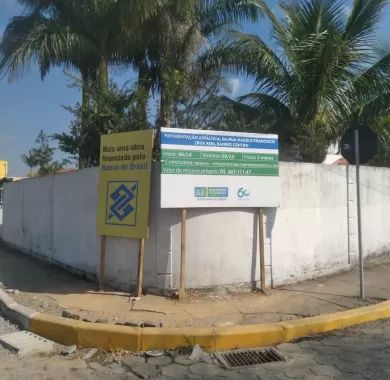 obras de pavimentação asfáltica e sinalização viária da Rua Nackle Francisco (Rua 450), localizada no bairro Centro, Balneário Piçarras/SC