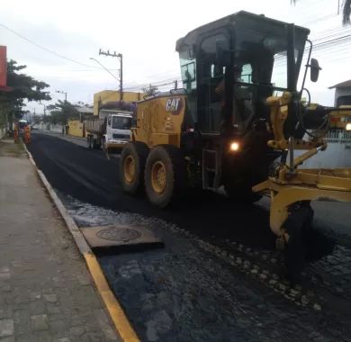 obras de pavimentação asfáltica e sinalização viária da Rua Nackle Francisco (Rua 450), localizada no bairro Centro, Balneário Piçarras/SC