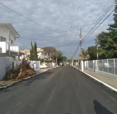 obras de pavimentação asfáltica e sinalização viária da Rua Nackle Francisco (Rua 450), localizada no bairro Centro, Balneário Piçarras/SC