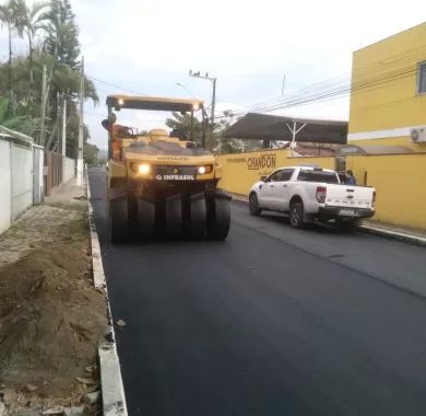 obras de pavimentação asfáltica e sinalização viária da Rua Nackle Francisco (Rua 450), localizada no bairro Centro, Balneário Piçarras/SC