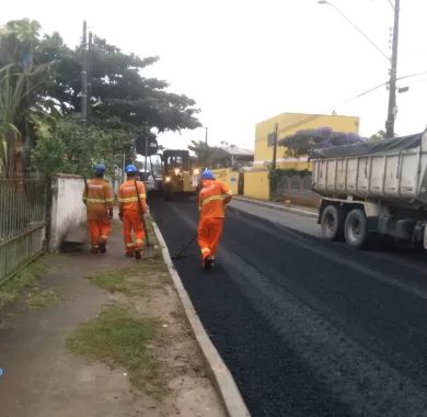 obras de pavimentação asfáltica e sinalização viária da Rua Nackle Francisco (Rua 450), localizada no bairro Centro, Balneário Piçarras/SC