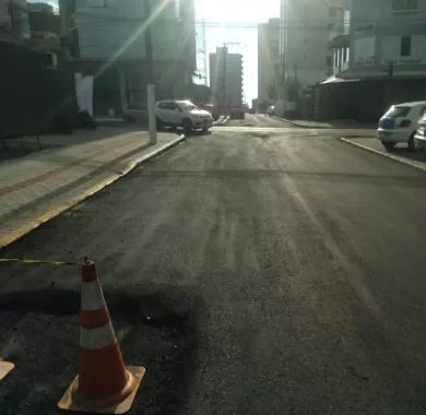 obras de pavimentação asfáltica e sinalização viária da Rua Nackle Francisco (Rua 450), localizada no bairro Centro, Balneário Piçarras/SC