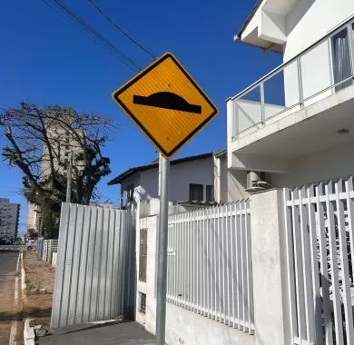 obras de pavimentação asfáltica e sinalização viária da Rua Nackle Francisco (Rua 450), localizada no bairro Centro, Balneário Piçarras/SC