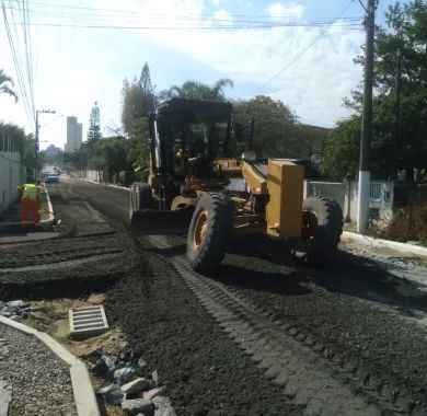 obras de pavimentação asfáltica e sinalização viária da Rua Nackle Francisco (Rua 450), localizada no bairro Centro, Balneário Piçarras/SC