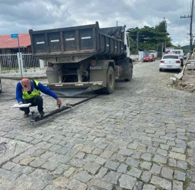 obras de pavimentação asfáltica e sinalização viária da Rua Nackle Francisco (Rua 450), localizada no bairro Centro, Balneário Piçarras/SC