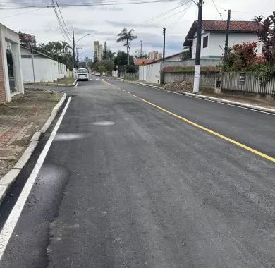 obras de pavimentação asfáltica e sinalização viária da Rua Nackle Francisco (Rua 450), localizada no bairro Centro, Balneário Piçarras/SC