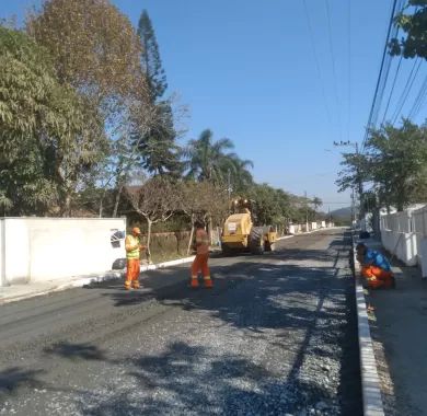 obras de pavimentação asfáltica e sinalização viária da Rua Nackle Francisco (Rua 450), localizada no bairro Centro, Balneário Piçarras/SC