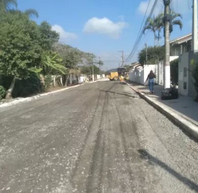 obras de pavimentação asfáltica e sinalização viária da Rua Nackle Francisco (Rua 450), localizada no bairro Centro, Balneário Piçarras/SC