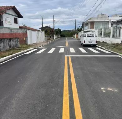 obras de pavimentação asfáltica e sinalização viária da Rua Nackle Francisco (Rua 450), localizada no bairro Centro, Balneário Piçarras/SC