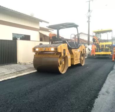 obras de pavimentação asfáltica e sinalização viária da Rua Nackle Francisco (Rua 450), localizada no bairro Centro, Balneário Piçarras/SC