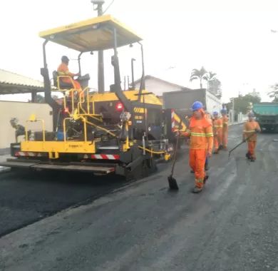 obras de pavimentação asfáltica e sinalização viária da Rua Nackle Francisco (Rua 450), localizada no bairro Centro, Balneário Piçarras/SC