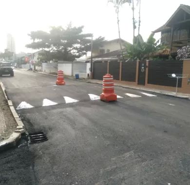 obras de pavimentação asfáltica e sinalização viária da Rua Nackle Francisco (Rua 450), localizada no bairro Centro, Balneário Piçarras/SC