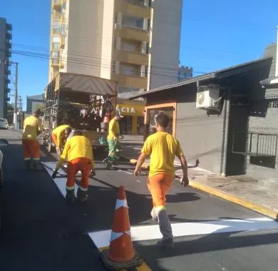 obras de pavimentação asfáltica e sinalização viária da Rua Nackle Francisco (Rua 450), localizada no bairro Centro, Balneário Piçarras/SC