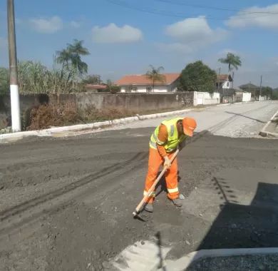 obras de pavimentação asfáltica e sinalização viária da Rua Nackle Francisco (Rua 450), localizada no bairro Centro, Balneário Piçarras/SC