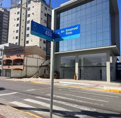 obras de pavimentação asfáltica e sinalização viária da Rua Nackle Francisco (Rua 450), localizada no bairro Centro, Balneário Piçarras/SC