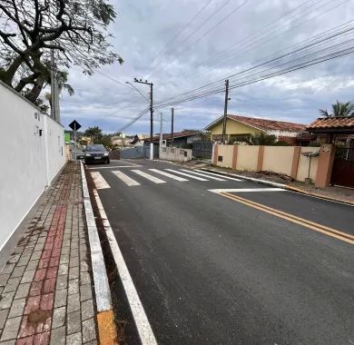 obras de pavimentação asfáltica e sinalização viária da Rua Nackle Francisco (Rua 450), localizada no bairro Centro, Balneário Piçarras/SC