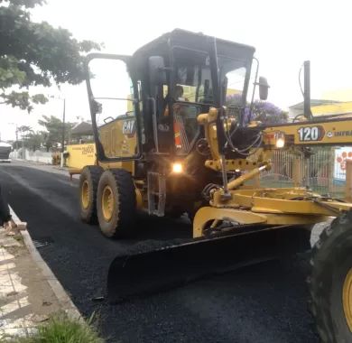 obras de pavimentação asfáltica e sinalização viária da Rua Nackle Francisco (Rua 450), localizada no bairro Centro, Balneário Piçarras/SC