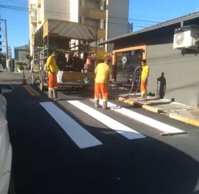 obras de pavimentação asfáltica e sinalização viária da Rua Nackle Francisco (Rua 450), localizada no bairro Centro, Balneário Piçarras/SC