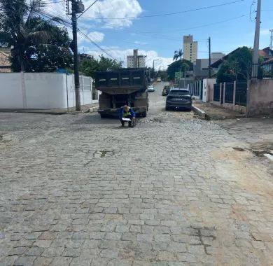 obras de pavimentação asfáltica e sinalização viária da Rua Nackle Francisco (Rua 450), localizada no bairro Centro, Balneário Piçarras/SC