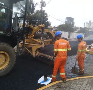 obras de pavimentação asfáltica e sinalização viária da Rua Nackle Francisco (Rua 450), localizada no bairro Centro, Balneário Piçarras/SC