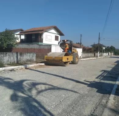 obras de pavimentação asfáltica e sinalização viária da Rua Nackle Francisco (Rua 450), localizada no bairro Centro, Balneário Piçarras/SC