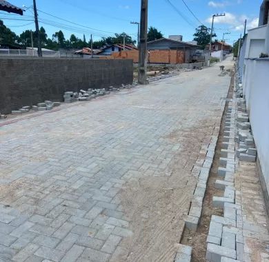 Obras de pavimentação em paver, drenagem pluvial e sinalização viária da Rua João Inácio de Borba, localizada no bairro Centro, Balneário Piçarras/SC