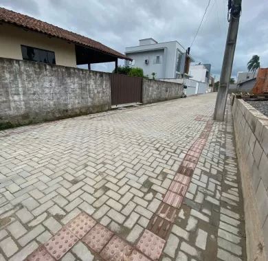 Obras de pavimentação em paver, drenagem pluvial e sinalização viária da Rua João Inácio de Borba, localizada no bairro Centro, Balneário Piçarras/SC