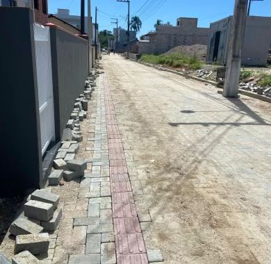 Obras de pavimentação em paver, drenagem pluvial e sinalização viária da Rua João Inácio de Borba, localizada no bairro Centro, Balneário Piçarras/SC