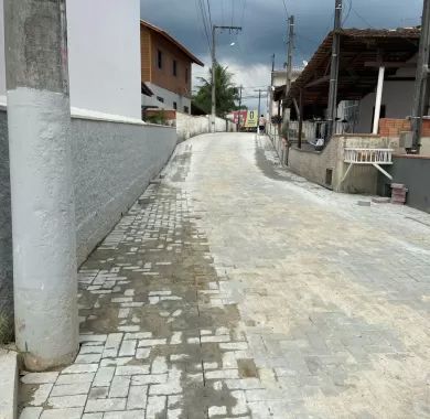 Obras de pavimentação em paver, drenagem pluvial e sinalização viária da Rua João Inácio de Borba, localizada no bairro Centro, Balneário Piçarras/SC