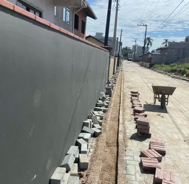 Obras de pavimentação em paver, drenagem pluvial e sinalização viária da Rua João Inácio de Borba, localizada no bairro Centro, Balneário Piçarras/SC