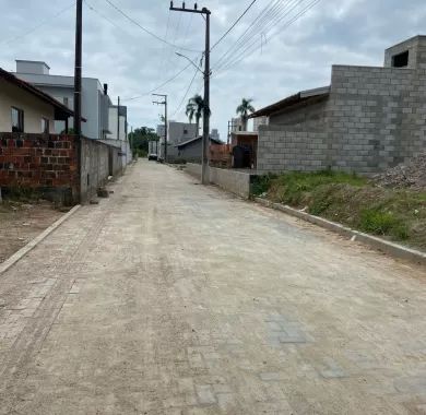 Obras de pavimentação em paver, drenagem pluvial e sinalização viária da Rua João Inácio de Borba, localizada no bairro Centro, Balneário Piçarras/SC