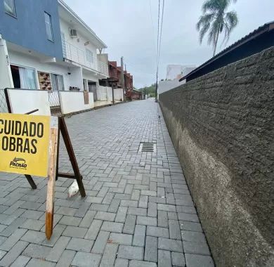 Obras de pavimentação em paver, drenagem pluvial e sinalização viária da Rua João Inácio de Borba, localizada no bairro Centro, Balneário Piçarras/SC