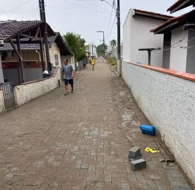 Obras de pavimentação em paver, drenagem pluvial e sinalização viária da Rua João Inácio de Borba, localizada no bairro Centro, Balneário Piçarras/SC