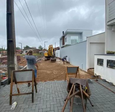 Obras de pavimentação em paver, drenagem pluvial e sinalização viária da Rua João Inácio de Borba, localizada no bairro Centro, Balneário Piçarras/SC