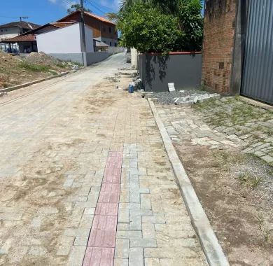 Obras de pavimentação em paver, drenagem pluvial e sinalização viária da Rua João Inácio de Borba, localizada no bairro Centro, Balneário Piçarras/SC