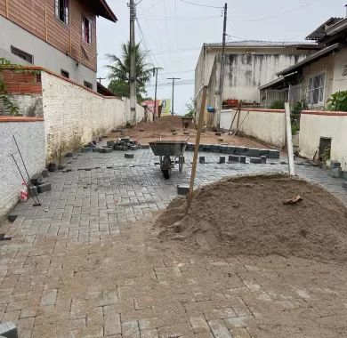 Obras de pavimentação em paver, drenagem pluvial e sinalização viária da Rua João Inácio de Borba, localizada no bairro Centro, Balneário Piçarras/SC