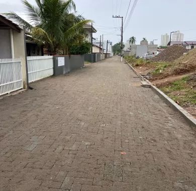 Obras de pavimentação em paver, drenagem pluvial e sinalização viária da Rua João Inácio de Borba, localizada no bairro Centro, Balneário Piçarras/SC