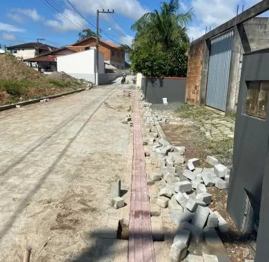 Obras de pavimentação em paver, drenagem pluvial e sinalização viária da Rua João Inácio de Borba, localizada no bairro Centro, Balneário Piçarras/SC