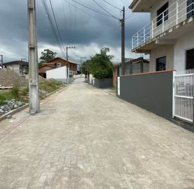 Obras de pavimentação em paver, drenagem pluvial e sinalização viária da Rua João Inácio de Borba, localizada no bairro Centro, Balneário Piçarras/SC