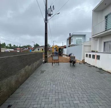 Obras de pavimentação em paver, drenagem pluvial e sinalização viária da Rua João Inácio de Borba, localizada no bairro Centro, Balneário Piçarras/SC