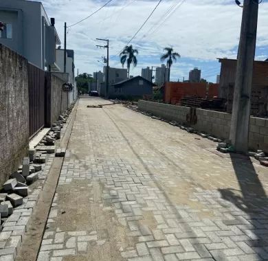 Obras de pavimentação em paver, drenagem pluvial e sinalização viária da Rua João Inácio de Borba, localizada no bairro Centro, Balneário Piçarras/SC